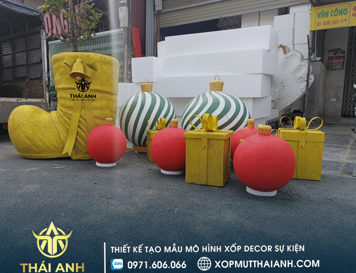 Mô hình hộp quà và chiếc giầy